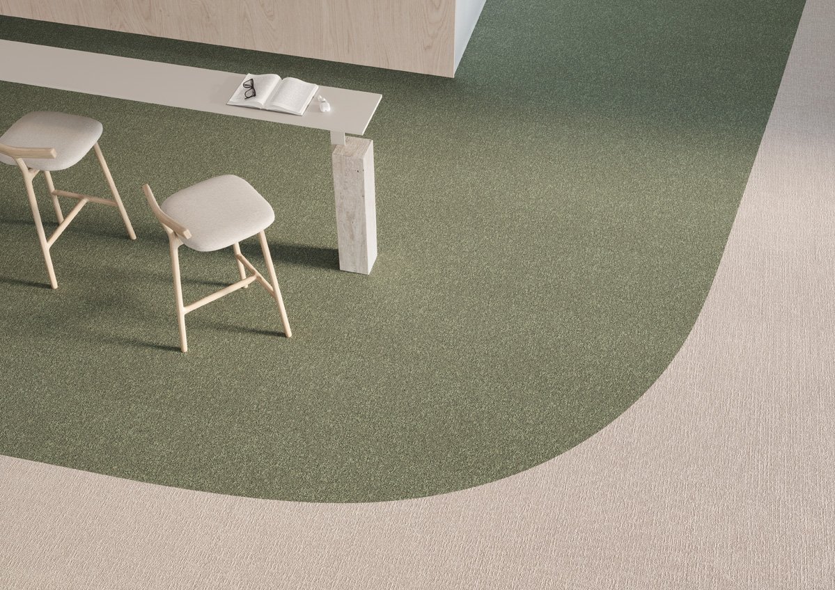 Close-up van DESSO AirMaster tapijttegels die fijnstof verminderen voor een gezonder binnenklimaat